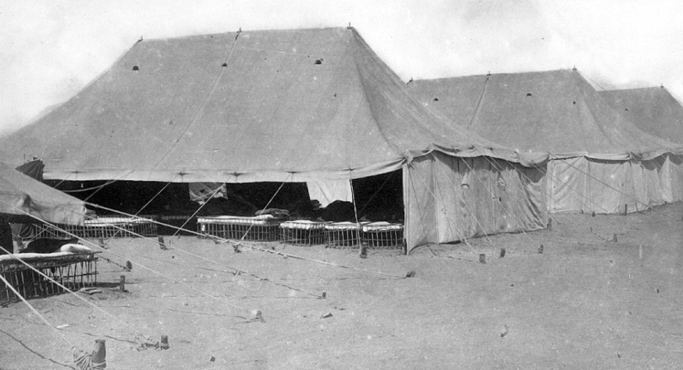 Палатки выступающие в качестве общежития для беженцев с Муса-Дага