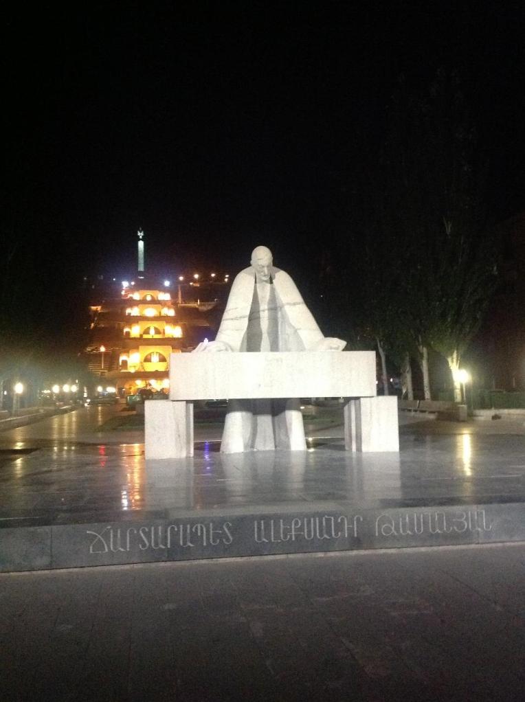 Памятник отцу армянской архитектуры Александру Таманяну перед Каскадом