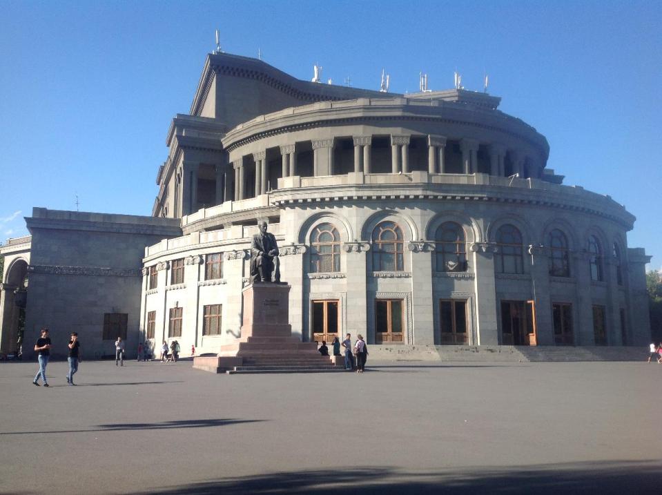 Здание оперы и балета им. Спендиарова (Спендиаряна) - одно из гениальных творений А. Таманяна. Это одно из любимейших мест прогулок ереванцев.