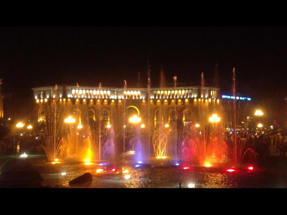 Фонтан на центральной площади Еревана. Разноцветные струи воды выплескиваются в такт музыке, вызывая восторг у местных жителей и гостей столицы.