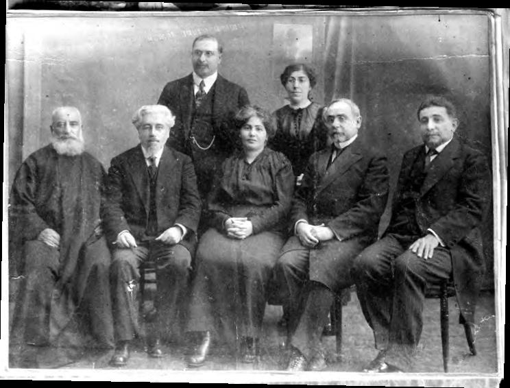 Забел Есаян (в центре) в Стамбуле с некоторыми литературными фигурами - такими как Григор Зохраб (крайний справа) и Левон Шант (между Зохрабом и Есаян).