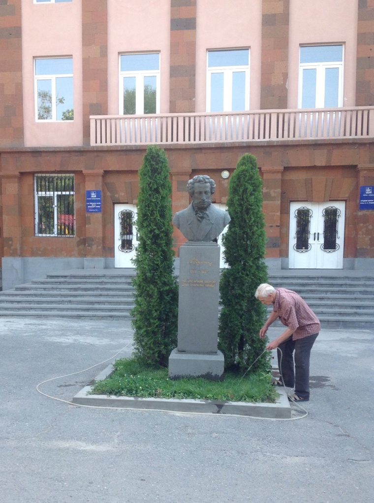 Бюст А.С. Пушкина перед школой носящей его имя